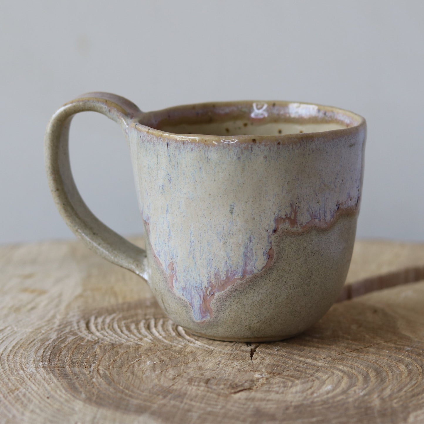 Creme, rosa kop med hank. lille hjerte gemmer sig nede i koppen