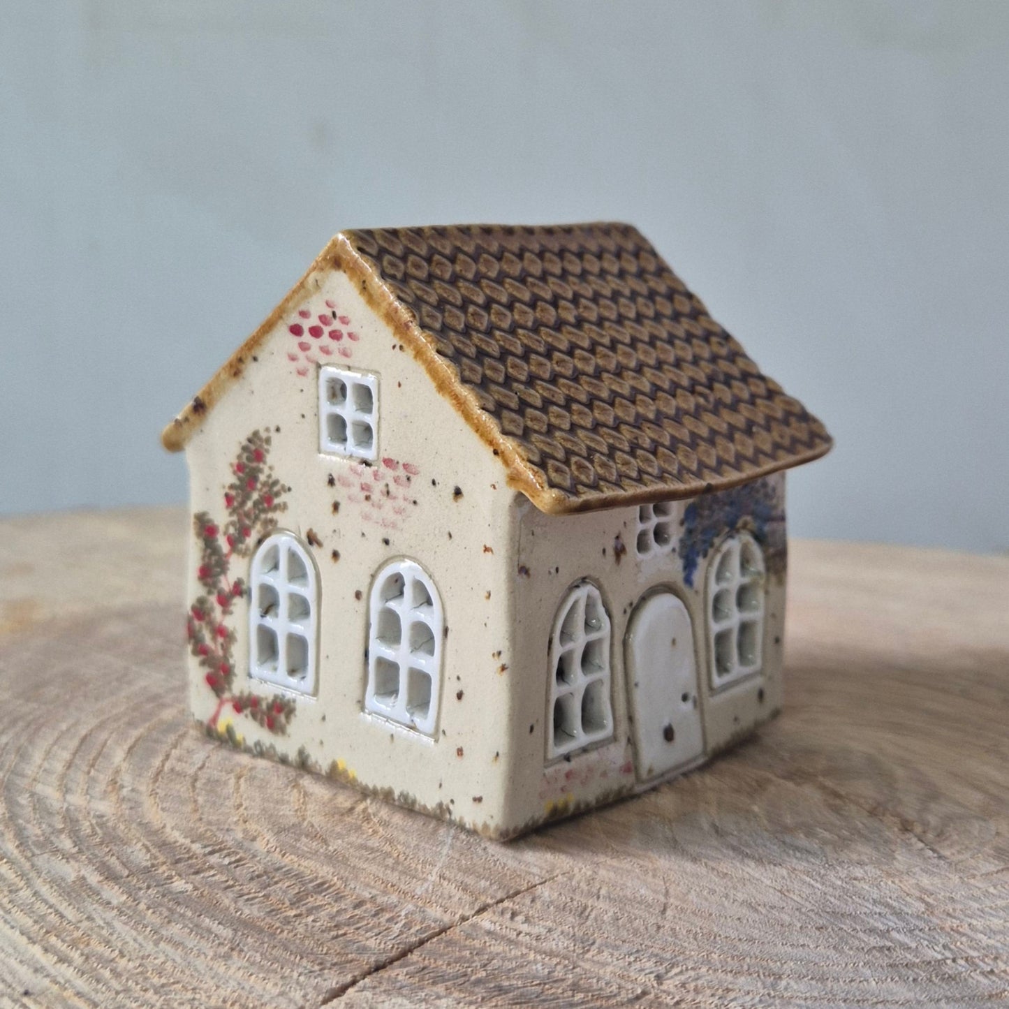 Fe hus, hvid dør, fra siden