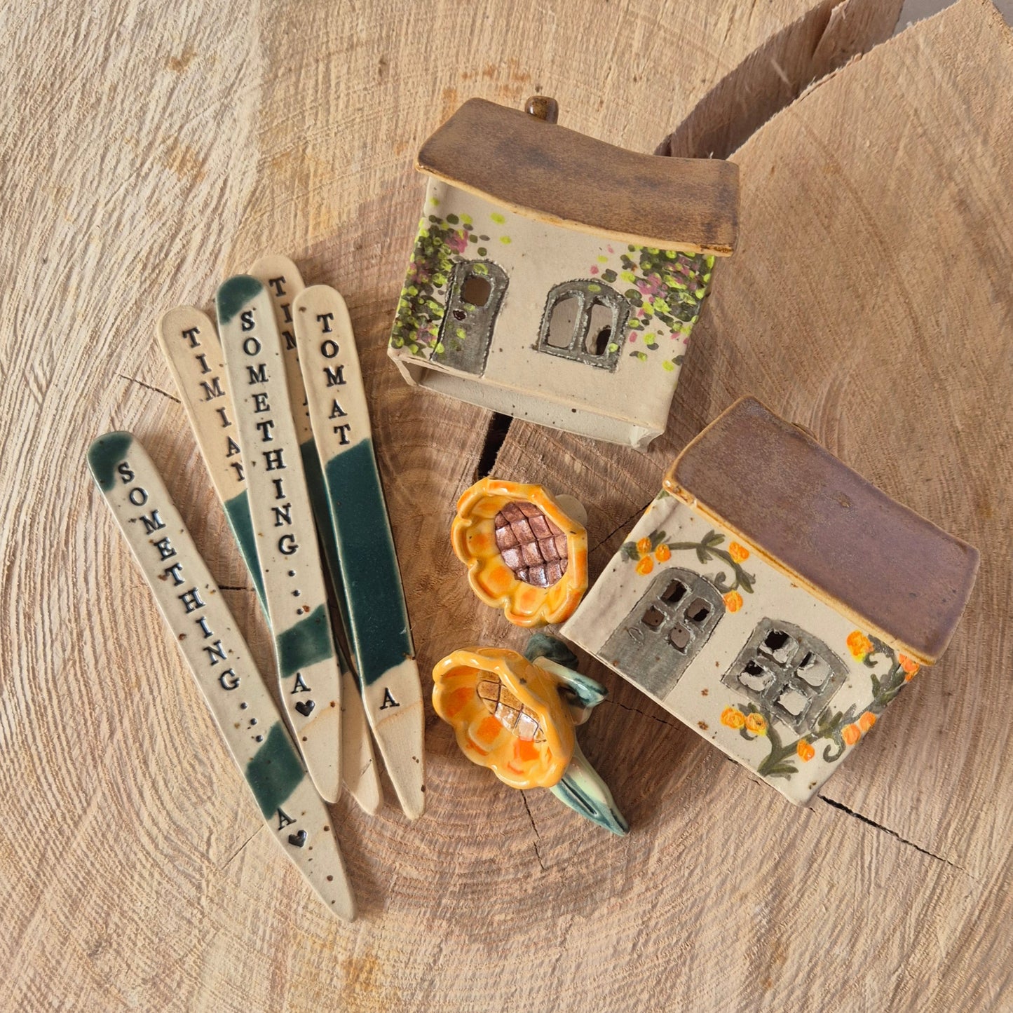 Keramik til haven, fe huse, blomster og plantepinde