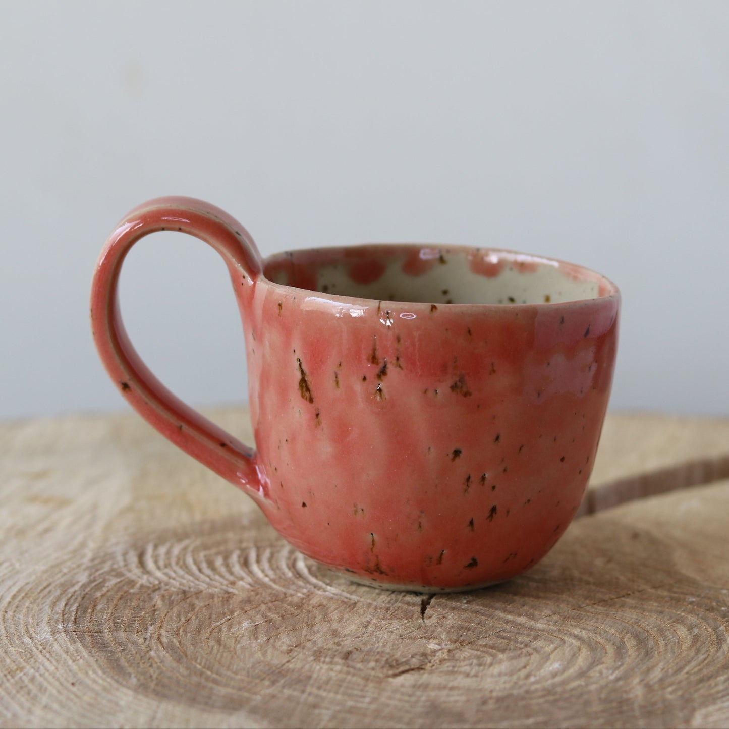 Lyserød kop med hank, med nister