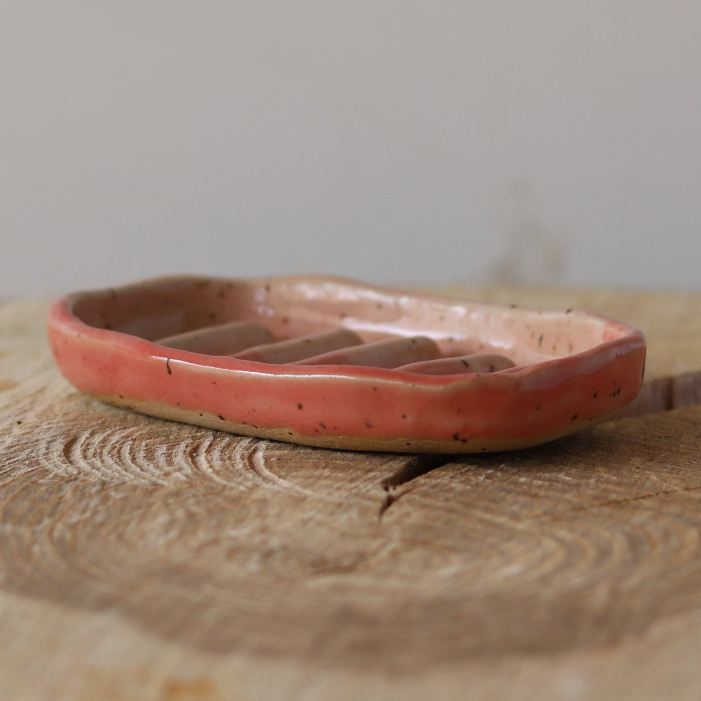 Oval sæbeskål, lyserød med riller