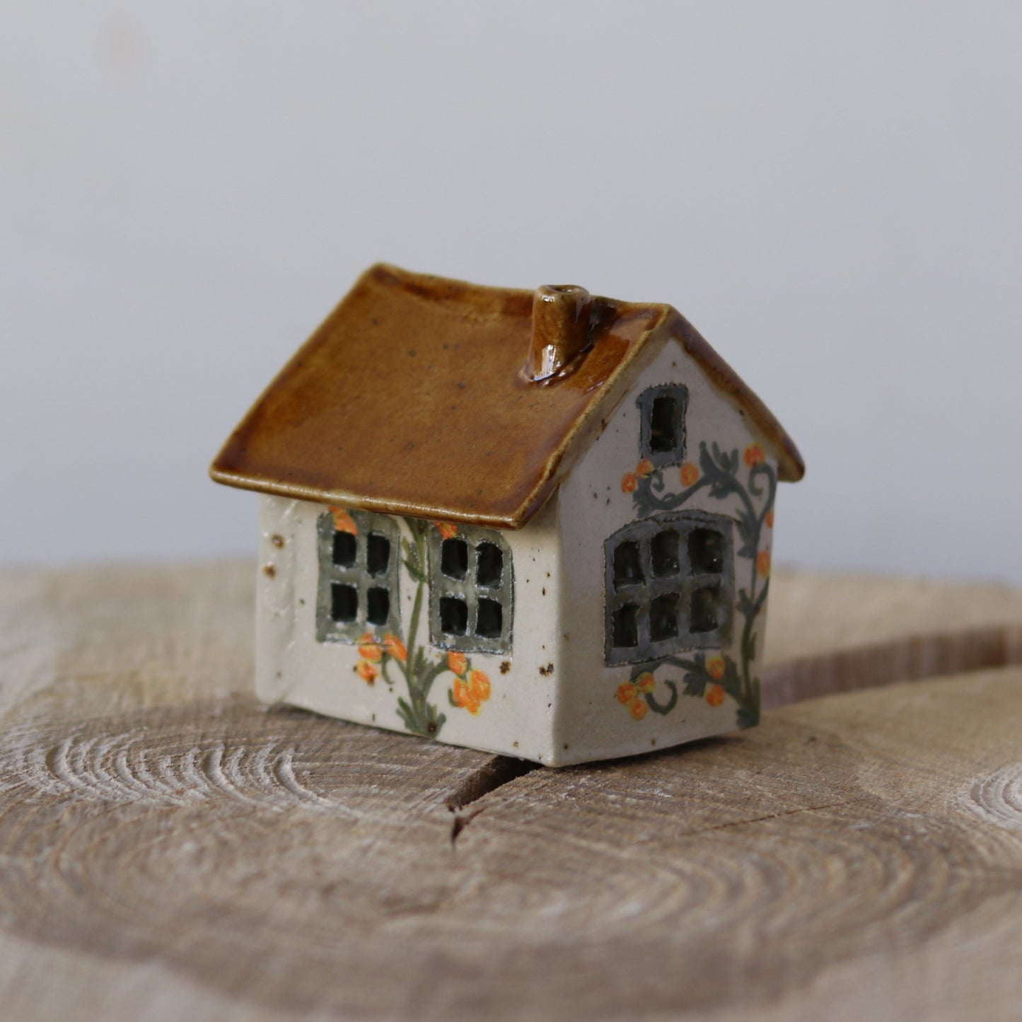 Fe hus, grøn dør, gule blomster