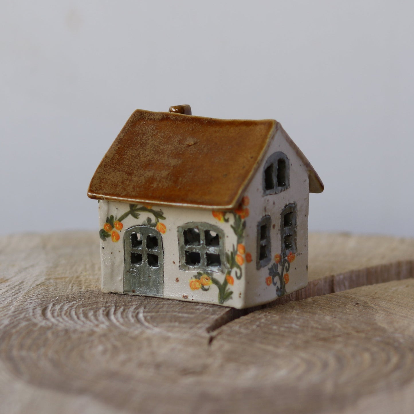 Fe hus, grøn dør, gule blomster