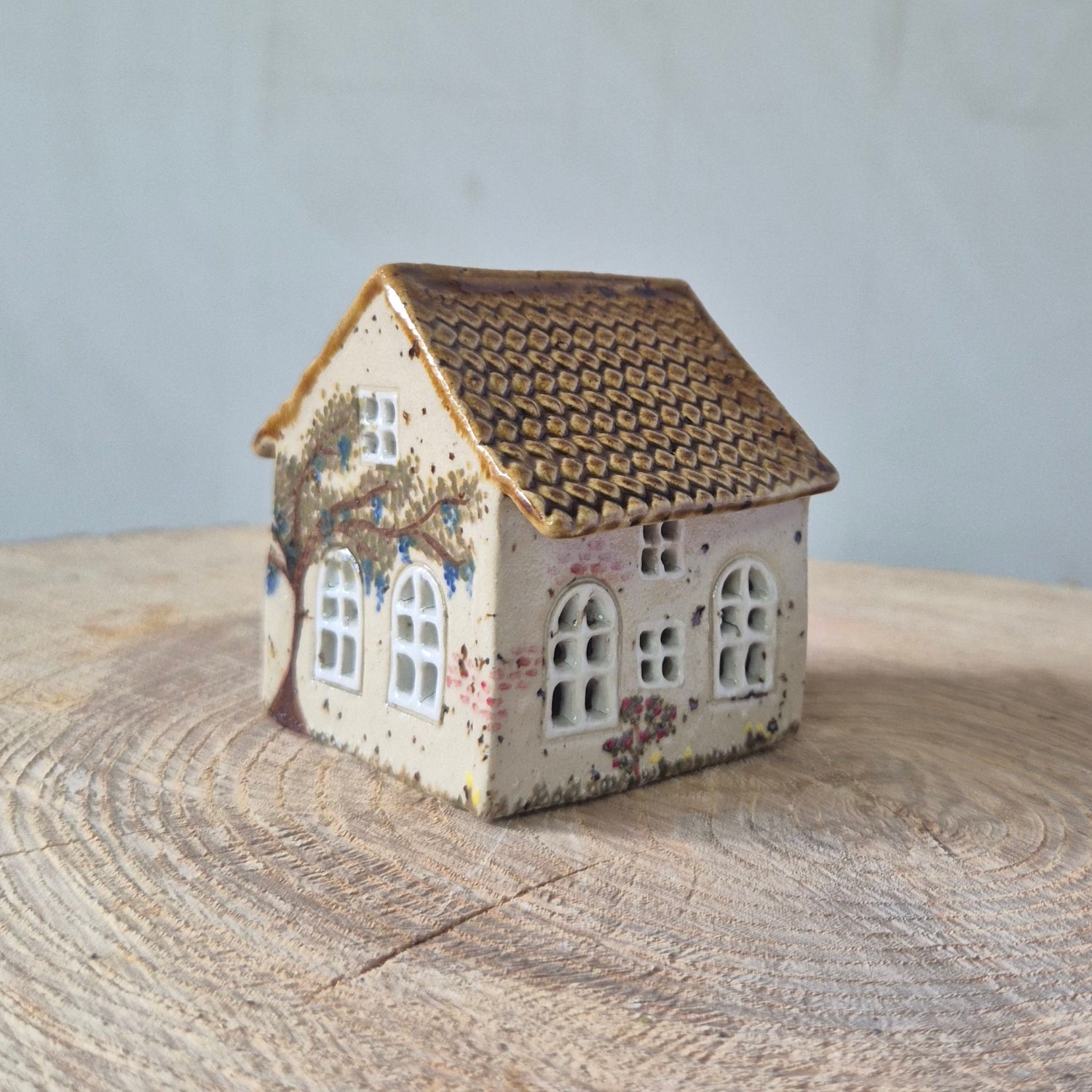 Fe hus, hvid dør, bag fra