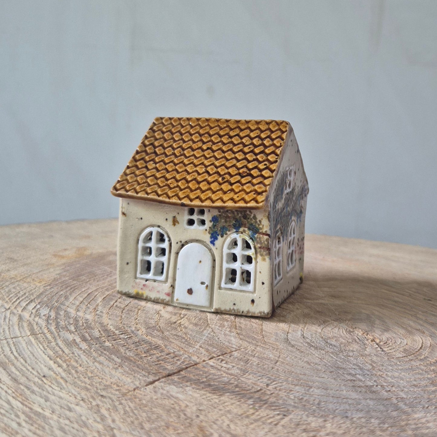 Fe hus, hvid dør forfra