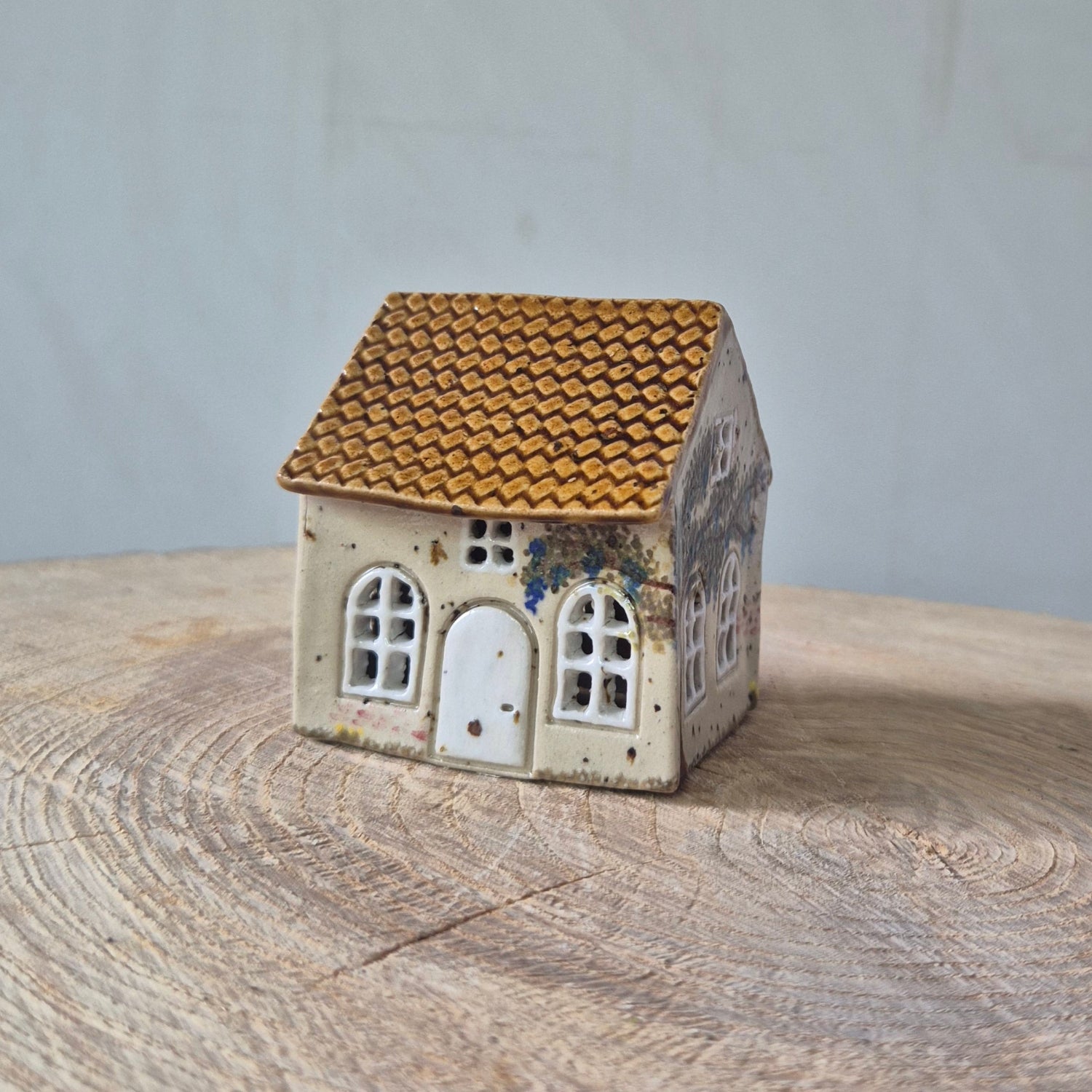 Fe hus, hvid dør forfra