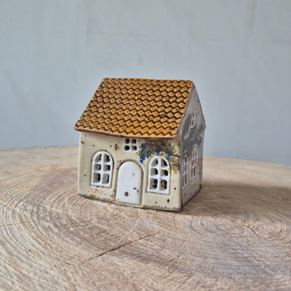 Fe hus, hvid dør forfra