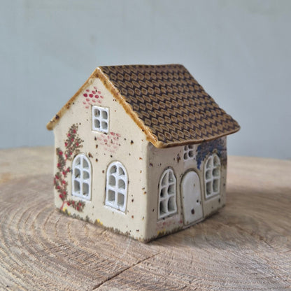 Fe hus, hvid dør, fra siden