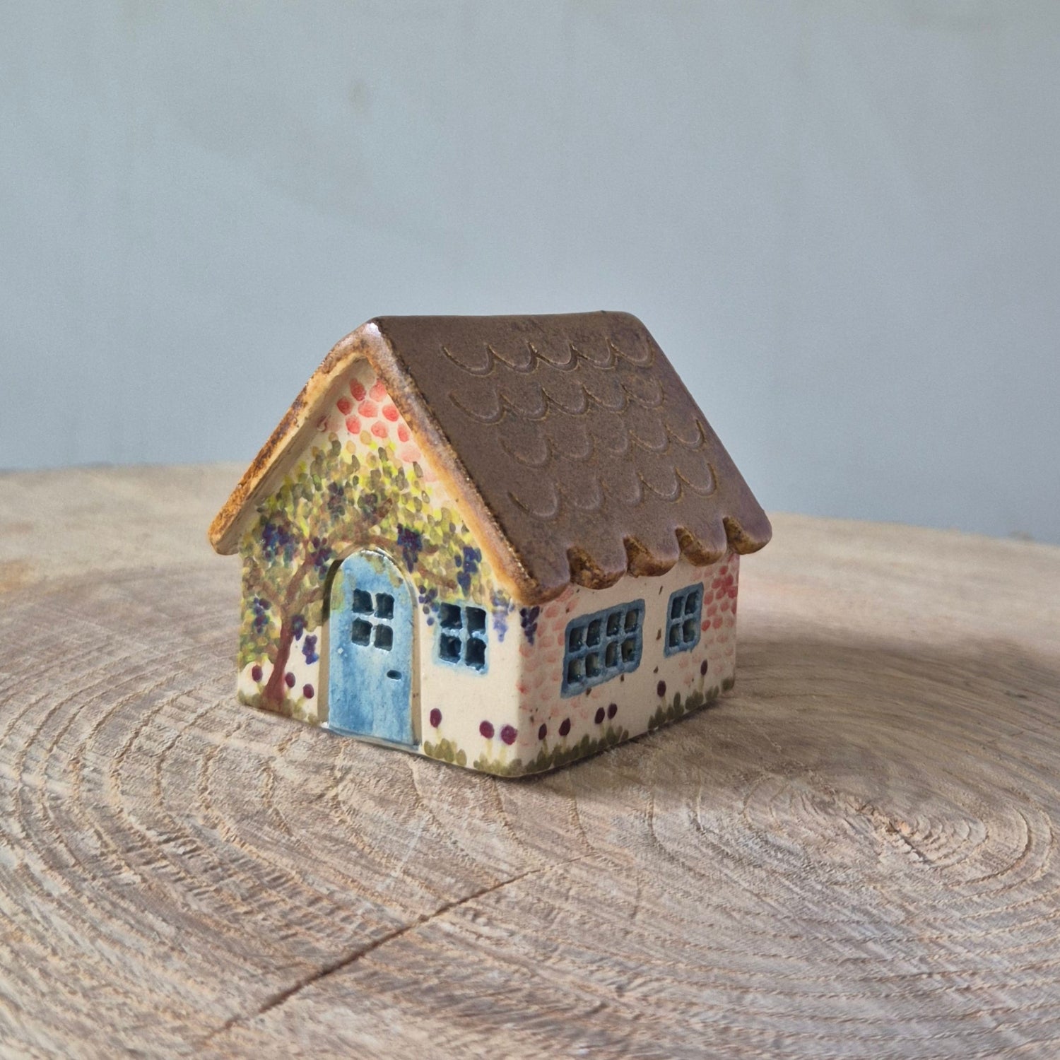 Fe hus, med blå dør, forfra