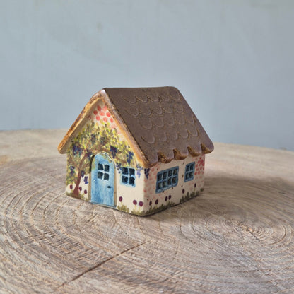 Fe hus, med blå dør, forfra