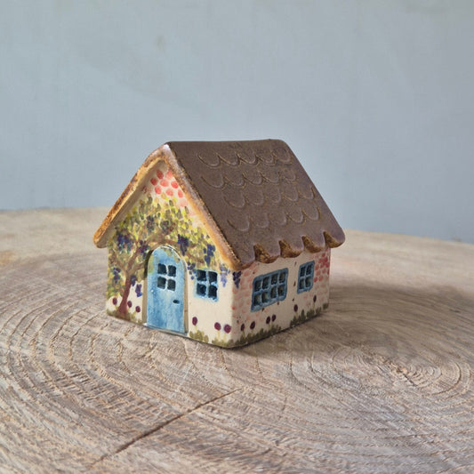 Fe hus, med blå dør, forfra