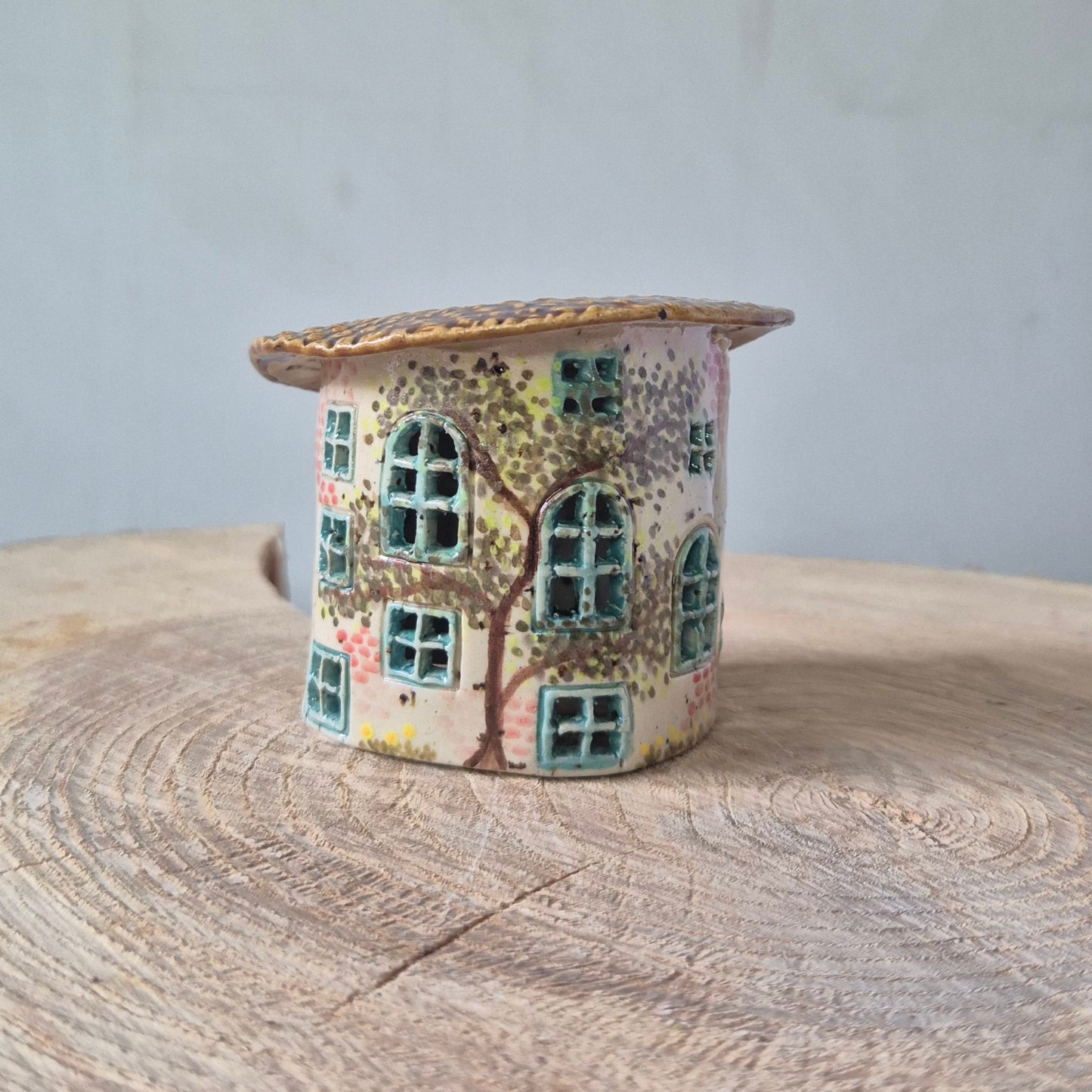 Fe hus, rundt med blå dør, bagfra