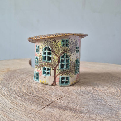 Fe hus, rundt med blå dør, bagfra