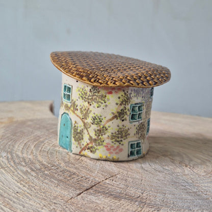 Fe hus, rundt med blå dør, forfra