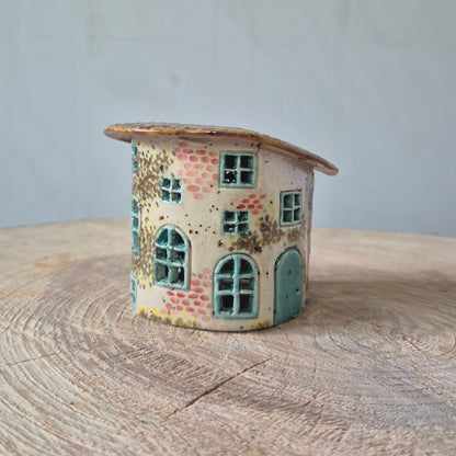 Fe hus, rundt med blå dør, fra siden