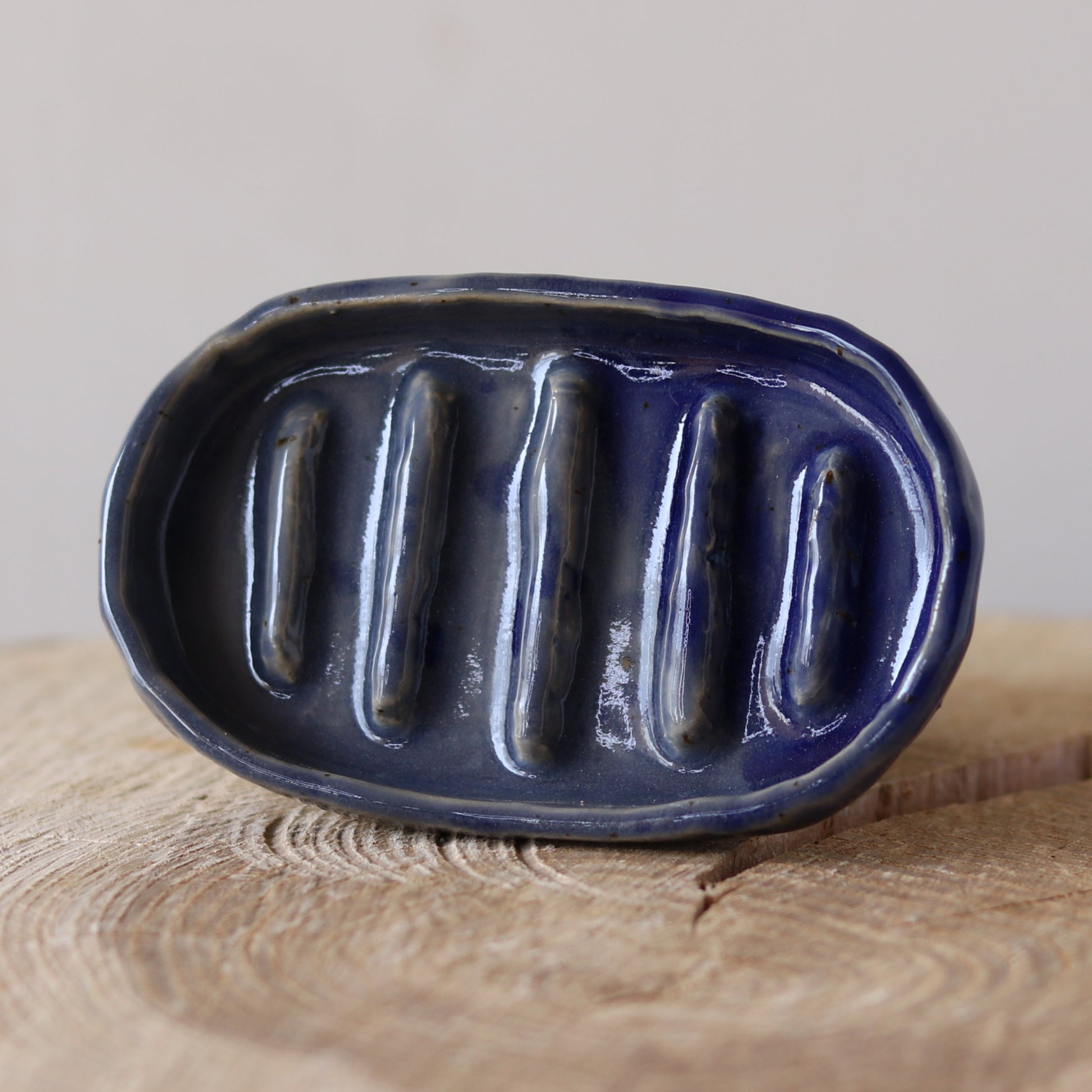 Oval sæbeskål, blå med riller