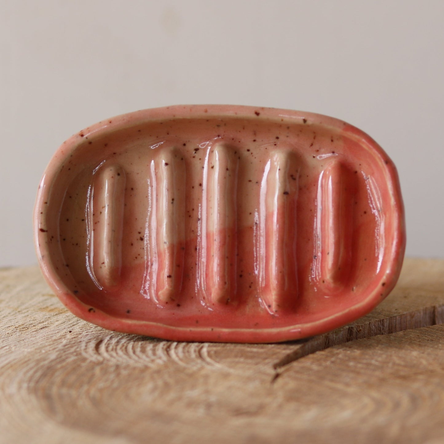 Oval sæbeskål, lyserød med riller