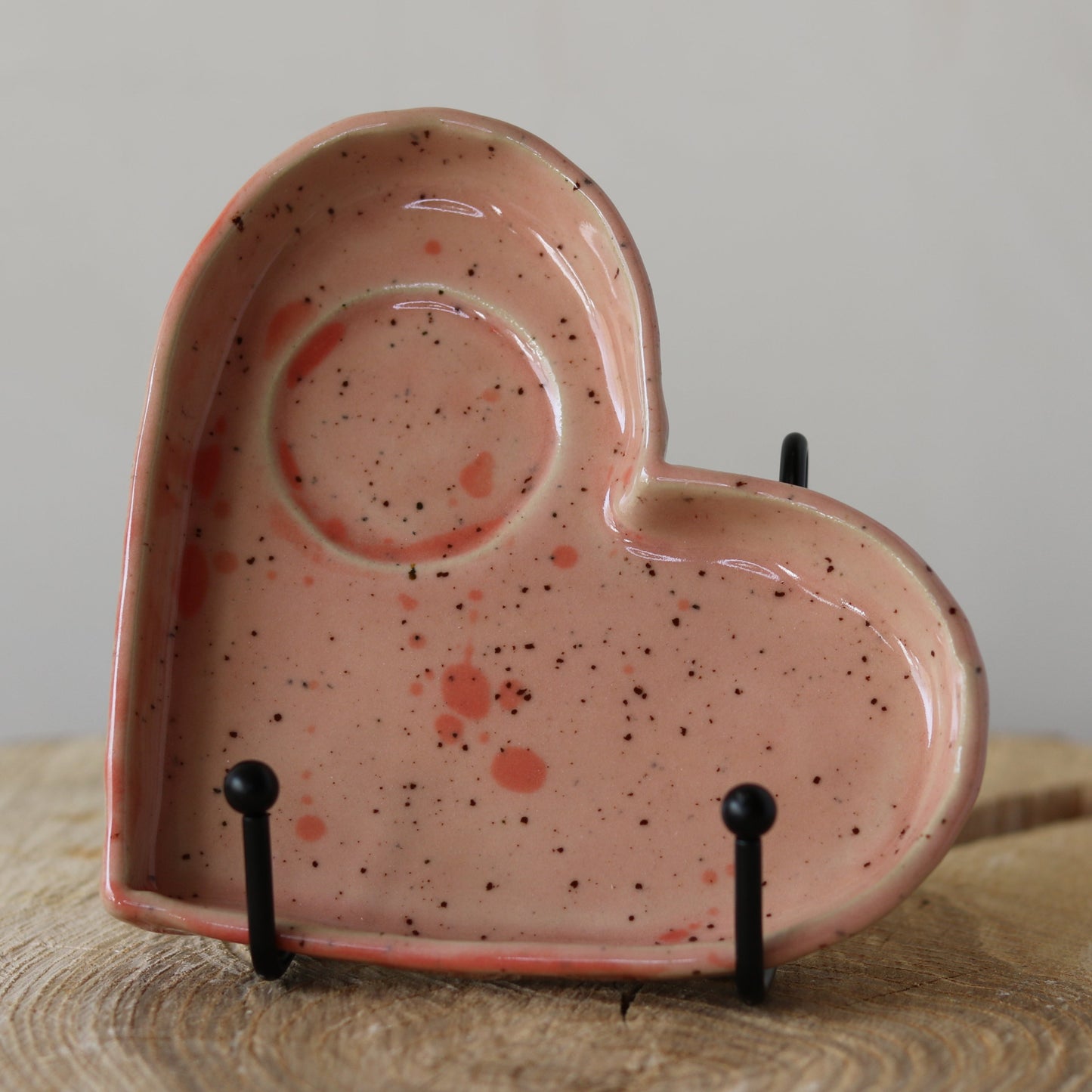 Rosa hjerteformet Café tallerken. forfra, i stativ