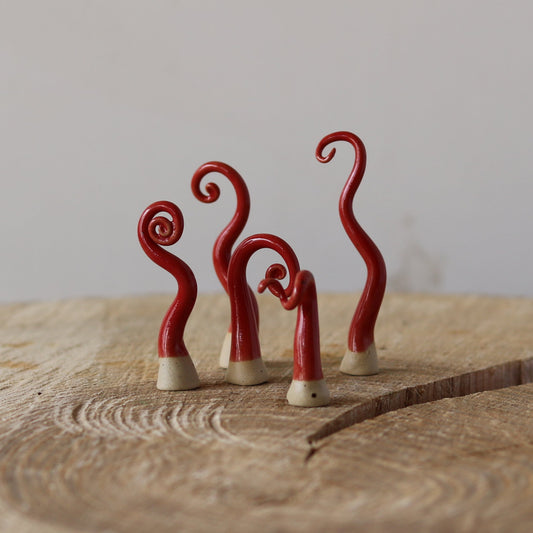 Små snirklede nissehuer i flok 1