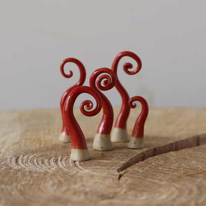 Små snirklede nissehuer i flok