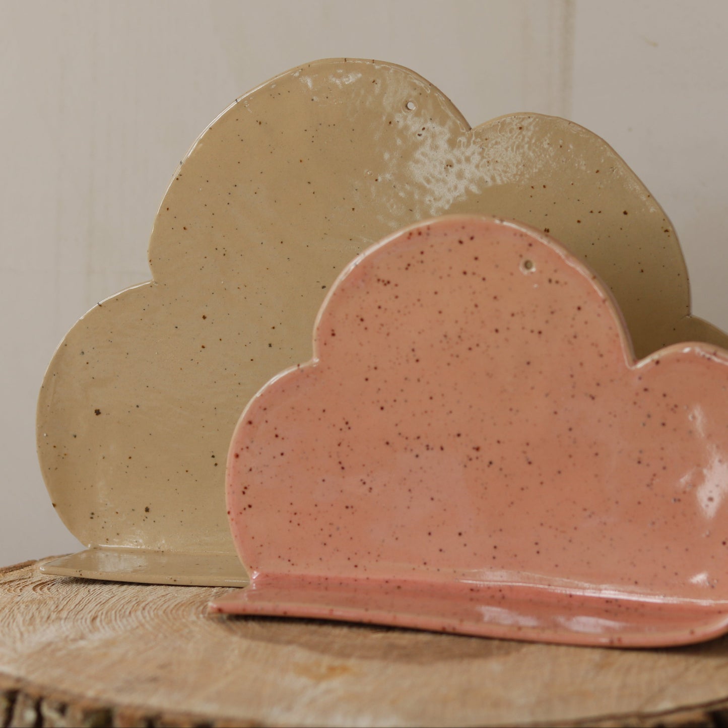 Stor skyformet hylde, cremefarvet