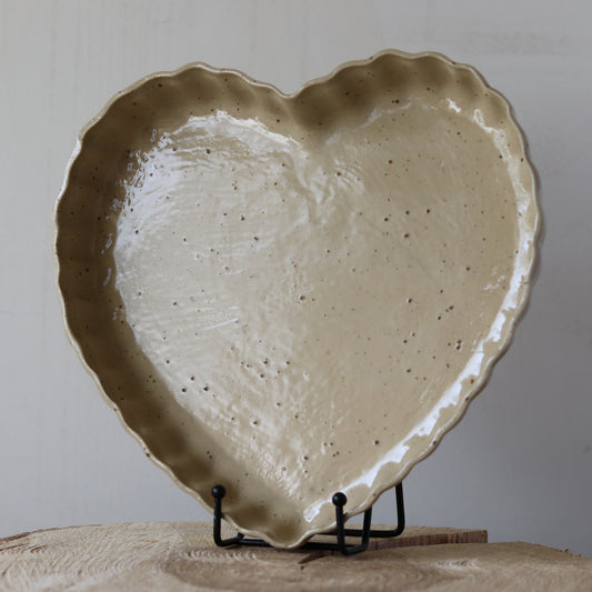 Tærtefad, hjerteformet, cremefarvet