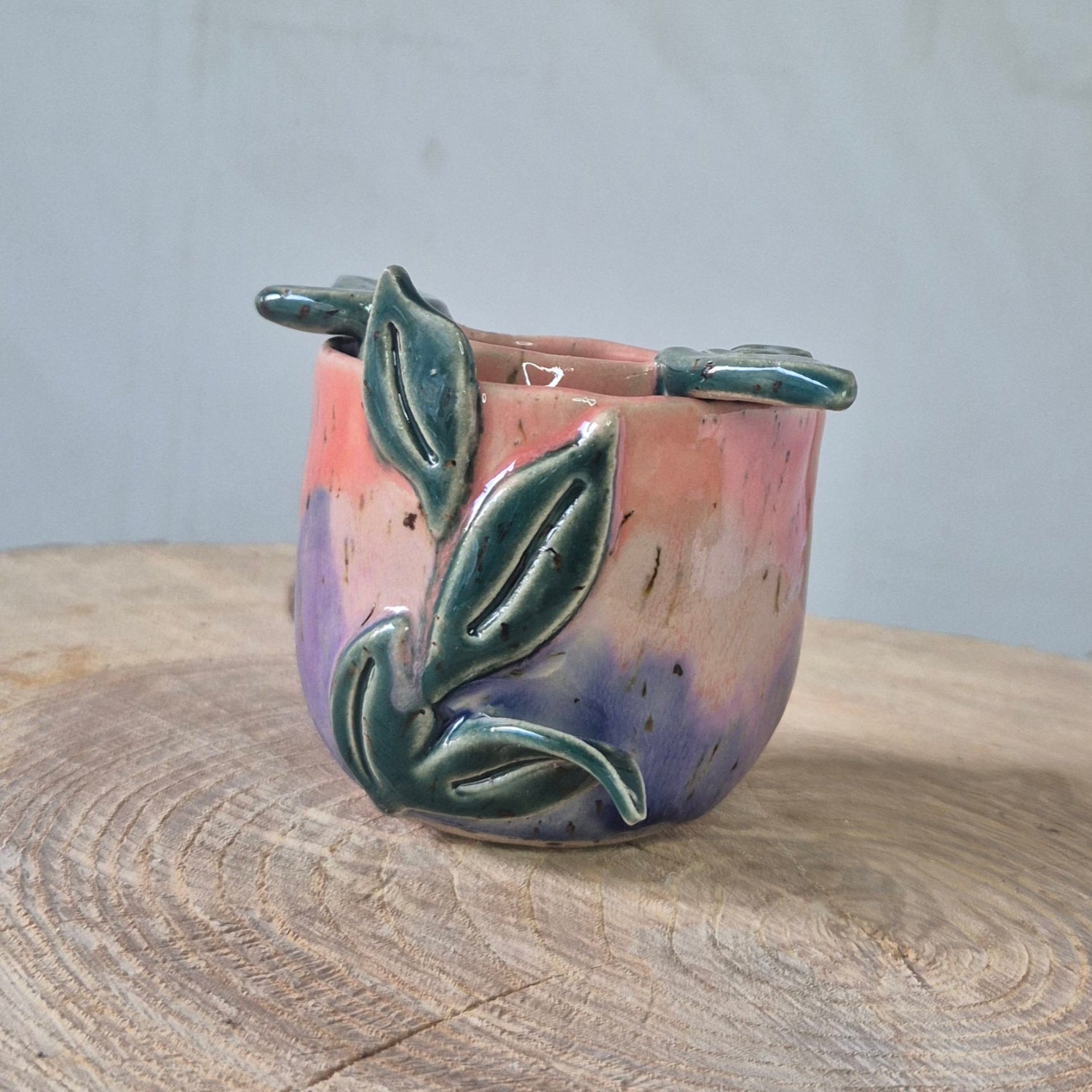 Te se, lyserød og rosa med grønne blade