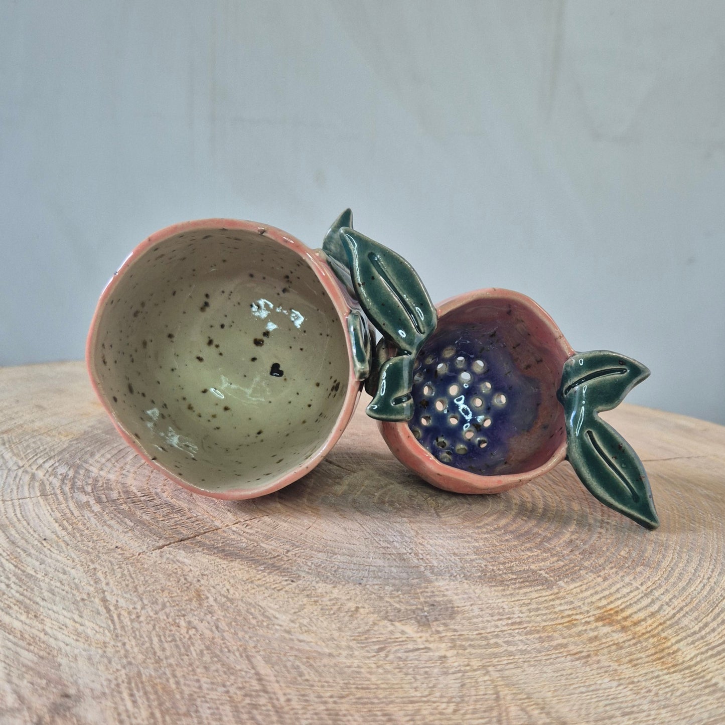 Te se, lyserød og rosa med grønne blade, set ovenfra