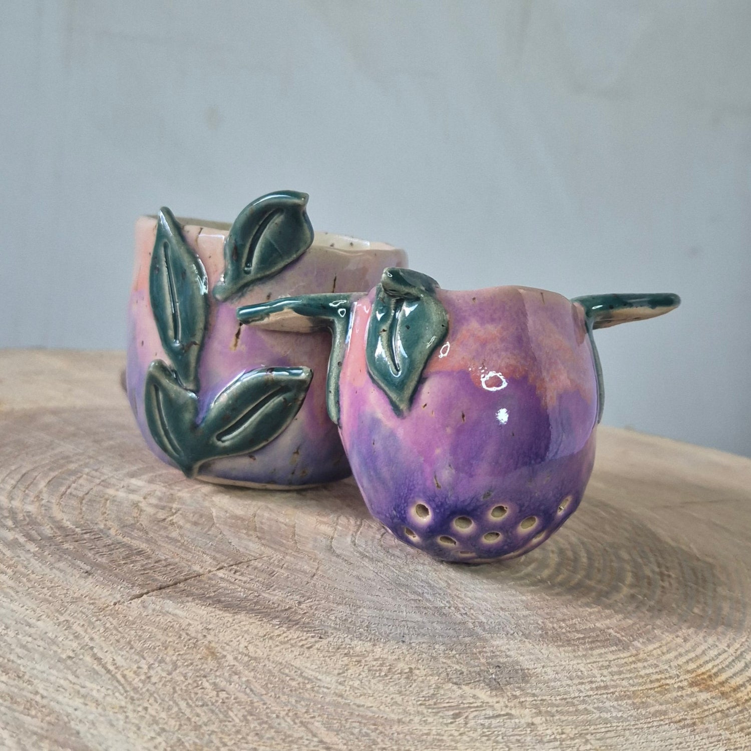 Te si, lilla og rosa, set fra siden