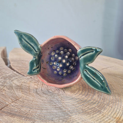 Te si, lyserød og lilla, med grønne blade.  siden vises alene