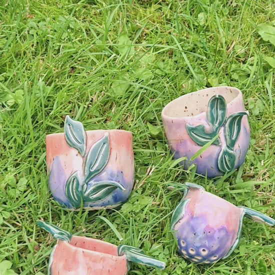 Te si, lyserød og lilla med grønne blade